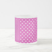 Magenta, White Polka Dots Mattierte Kaffee Tasse (Mittel)
