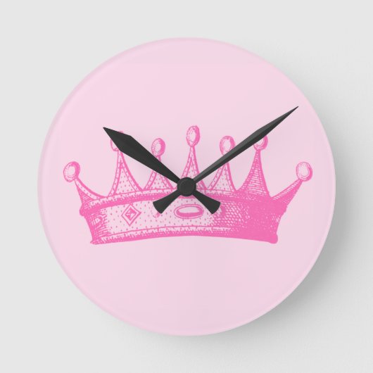 Magentarote Prinzessin Crown auf rosa Hintergrund Runde Wanduhr (Vorderseite)