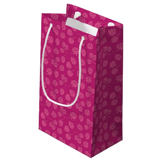 Magentarotes Beeren-Muster Kleine Geschenktüte (Rückseite Schrägansicht)
