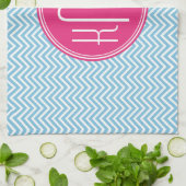 Magentarotes rosa Monogramm mit hellblauem Handtuch (Gefaltet)