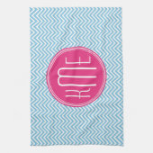 Magentarotes rosa Monogramm mit hellblauem Handtuch (Vertikal)