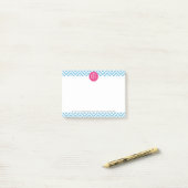 Magentarotes rosa Monogramm mit hellblauem Post-it Klebezettel (Auf Schreibtisch)
