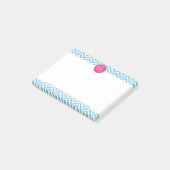 Magentarotes rosa Monogramm mit hellblauem Post-it Klebezettel (angewinkelt)