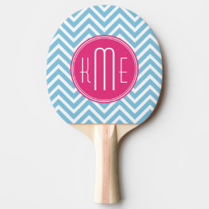 Magentarotes rosa Monogramm mit hellblauem Tischtennis Schläger