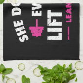 Magere Mädchen, die sie nicht einmal hier anhebt Geschirrtuch (Gefaltet)