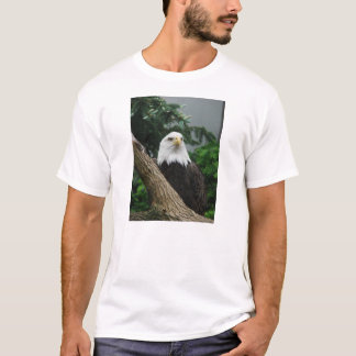magestic Weißkopfseeadler, der im Baum stillsteht T-Shirt
