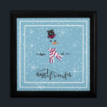 Magic and Wonder Christmas Snowman Blue ID440 Schmuckschachtel<br><div class="desc">Wunderschöne Weihnachtsschachtel mit einem in Weiß gerahmten Schneemann auf kastanienblauem Hintergrund,  verstreut mit Schneeflocken und Sternen. Elegante Typografie von 'Magic and Wonder' rundet das Design ab. Fügen Sie Ihren Namen zu personalisieren,  wenn gewünscht. Suchen Sie ID440,  um weitere koordinierende Produkte und zusätzliche Farboptionen für dieses Design zu sehen.</div>