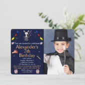 Magic Birthday mit maßgeschneidertem Foto Magician Einladung (Stehend Vorderseite)