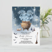 Magic Hexe Cauldron Baby Boy Brewing Baby Shower Einladung (Stehend Vorderseite)