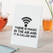 MAGIC IN DER LUFT IST WIFI SOCKELSCHILD (In Situ)