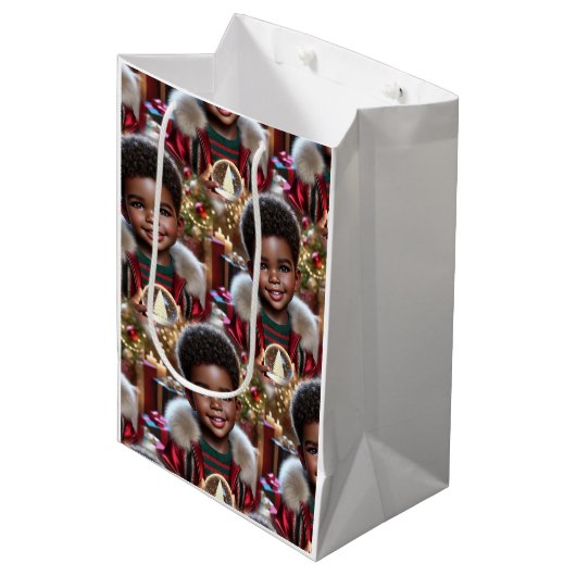 Magic in His Hands: A Christmas Spark Mittlere Geschenktüte (Vorderseite Schrägansicht)