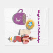 Magic Is Real, Coffee Helps – Cozy Wizard Blanket Fleecedecke (Vorderseite (Horizontal))