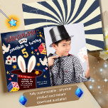 Magic Show Birthday Party Einladung Custom Image<br><div class="desc">Mit dieser magischen Show-Einladung wird das Geburtstagsfest Ihres Kindes wirklich magisch! Mit einem unterhaltsamen und festlichen Design, komplett mit klassischen Zauberkunstelementen - Tophut, Zauberstab, Sterne und kühnen Farben - lädt das Set zur Bühne für ein Party voller Überraschungen und Überraschungen ein. _Personalisieren Sie es einfach mit Foto, Name, Alter, Party...</div>