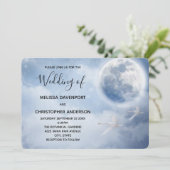 Magical Blue Sky mit flying Swans Wedding Einladung (Stehend Vorderseite)