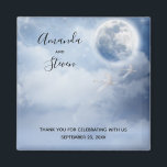 Magical Blue Sky mit flying Swans Wedding Magnet<br><div class="desc">Ein Hochzeitsmagnet mit einem magischen Fantasiehimmel mit flauschigen blauen Wolken und einem großen schönen Mond. 2 weiße Schwäne fliegen zusammen ab.</div>
