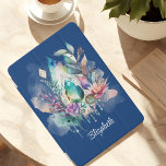 Magical Boho Crystals Dreamcatcher Navy iPad Mini Hülle<br><div class="desc">Dieses zauberhafte boho iPad Cover besticht durch einen großen, tränenförmigen Kristall mit einer schönen Mischung aus Aquamarine und türkisfarbenen Farben. Delikates Blattwerk, hängende Kristalle und ein Traumfänger auf mariniertem Hintergrund sichern Ihr iPad mit einer Touch von Magie. Dieses bezaubernde Cover, personalisiert mit Ihrem Namen, lasse Ihnen, eine Touch der Natur...</div>