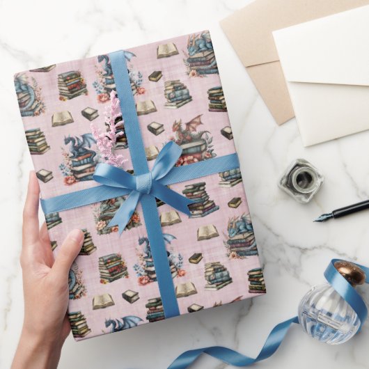 Magical Dragons & Books on Light Gray-Pink Geschenkpapier (Schenken)