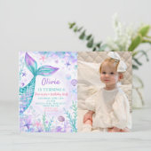 Magical Mermaids Schwanz Birthday Party Foto Einladung (Stehend Vorderseite)