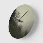 Magical Mist Forest Hill Runde Wanduhr (Winkel)