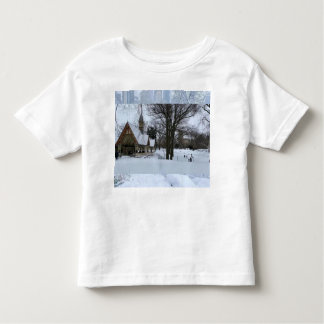 Magical Urban Snow Scene – Winter in the City Kleinkind T-shirt