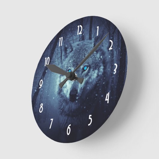 Magical Wild Wolf mit Phantastischen blauen Augen Runde Wanduhr (Winkel)