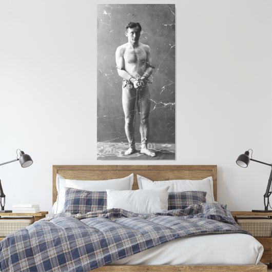 Magician Harry Houdini Stehend in Chains Leinwanddruck (Insitu (Schlafzimmer))