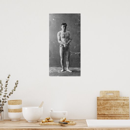 Magician Harry Houdini Stehend in Chains Poster (Küche)