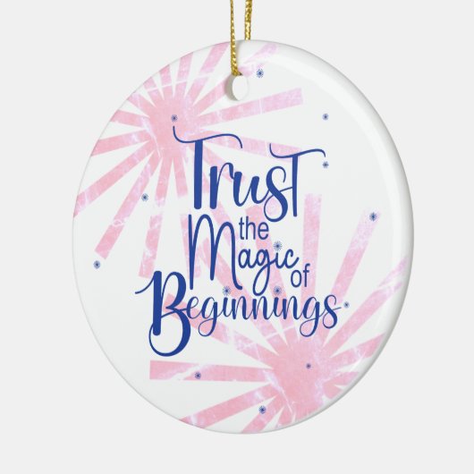 Magie des Beginns Blauer Typografie Keramik Ornament (Links)