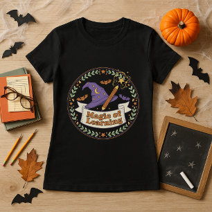 Magie des Lernens Halloween-Assistent T-Shirt