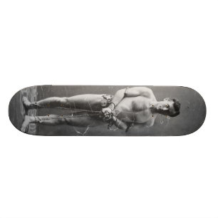 Magier Harry Houdini stehend in den Ketten Skateboard
