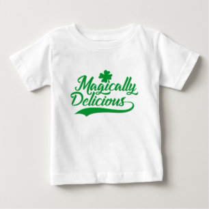 Magisch köstlicher St. Patrick's Day Baby T-shirt