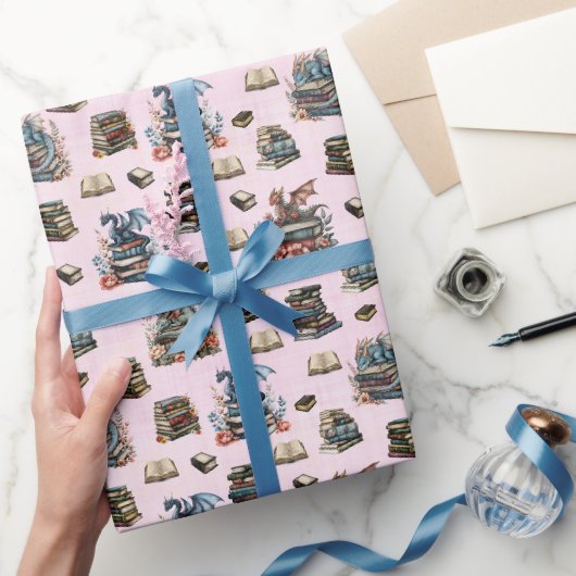 Magische Drachen & Bücher auf Hellrosa Geschenkpapier (Schenken)