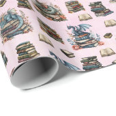 Magische Drachen & Bücher auf Hellrosa Geschenkpapier (Rolleneckpunkt)
