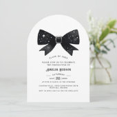 Magische Elegante Black Bow Arch Graduation Party Einladung (Stehend Vorderseite)