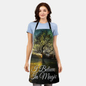 Magische Glühwürmchen träumerische Landschaft Ich  Schürze (Getragen)