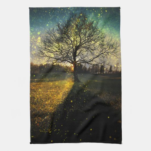 Magische Glühwürmchen, traumhafte Landschaft Geschirrtuch (Vertikal)
