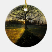 Magische Glühwürmchen, traumhafte Landschaft Keramik Ornament (Vorne)