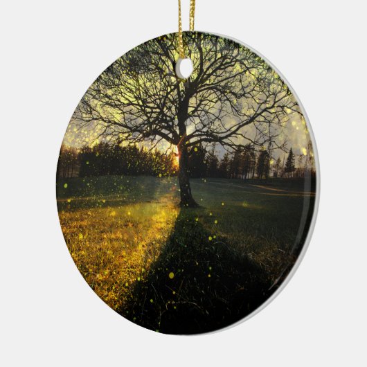 Magische Glühwürmchen, traumhafte Landschaft Keramik Ornament (Links)