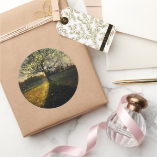 Magische Glühwürmchen, traumhafte Landschaft Runder Aufkleber