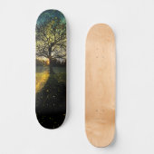 Magische Glühwürmchen, traumhafte Landschaft Skateboard (Vorderseite)