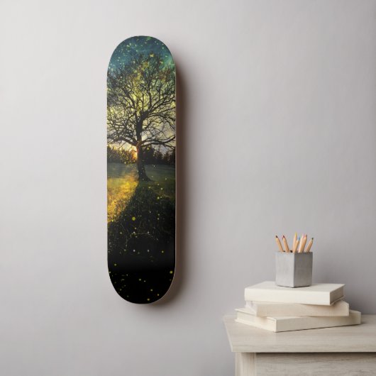 Magische Glühwürmchen, traumhafte Landschaft Skateboard (Wandkunst)