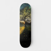 Magische Glühwürmchen, traumhafte Landschaft Skateboard (Vorderseite)
