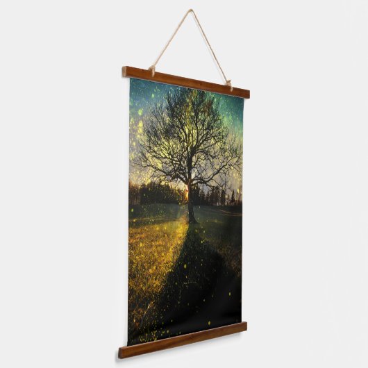 Magische Glühwürmchen, traumhafte Landschaft Wandteppich Mit Holzrahmen (Gewinkelt)