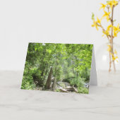 Magische grüne Waldszene. Karte (Gelbe Blume)
