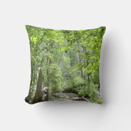 Magische grüne Waldszene. Kissen