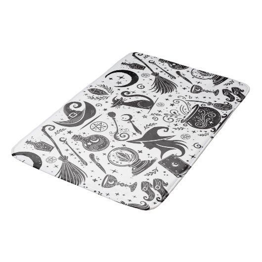 Magische Hexe Whimsical Wiccan Pagan Black & White Badematte (Schrägansicht)