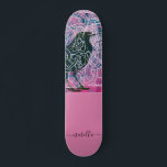 Magische Mongram Raven Runestone Skateboard<br><div class="desc">Magischer Rabe eingebettet in einen alten Runenstone. Die Runensteine stammen aus dem 4. Jahrhundert. Fügen Sie Ihr einfaches Skriptsignaturmonogramm hinzu. Weiche,  blass rote violette und schwarze Farbtöne mit weißen Runicsymbolen. Für diejenigen,  die alles Liebe magisch und Fantasie.</div>