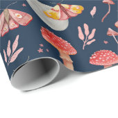 Magische Motte und Pilzmuster. Waldnacht Geschenkpapier (Rolleneckpunkt)