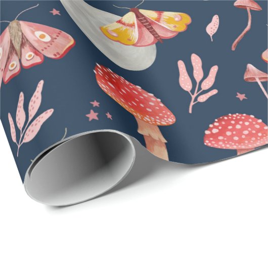 Magische Motte und Pilzmuster. Waldnacht Geschenkpapier (Rolleneckpunkt)