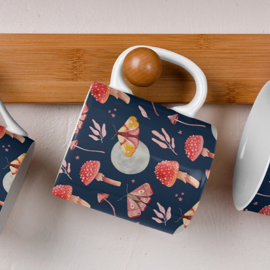 Magische Motte und Pilzmuster. Waldnacht Kaffeetasse